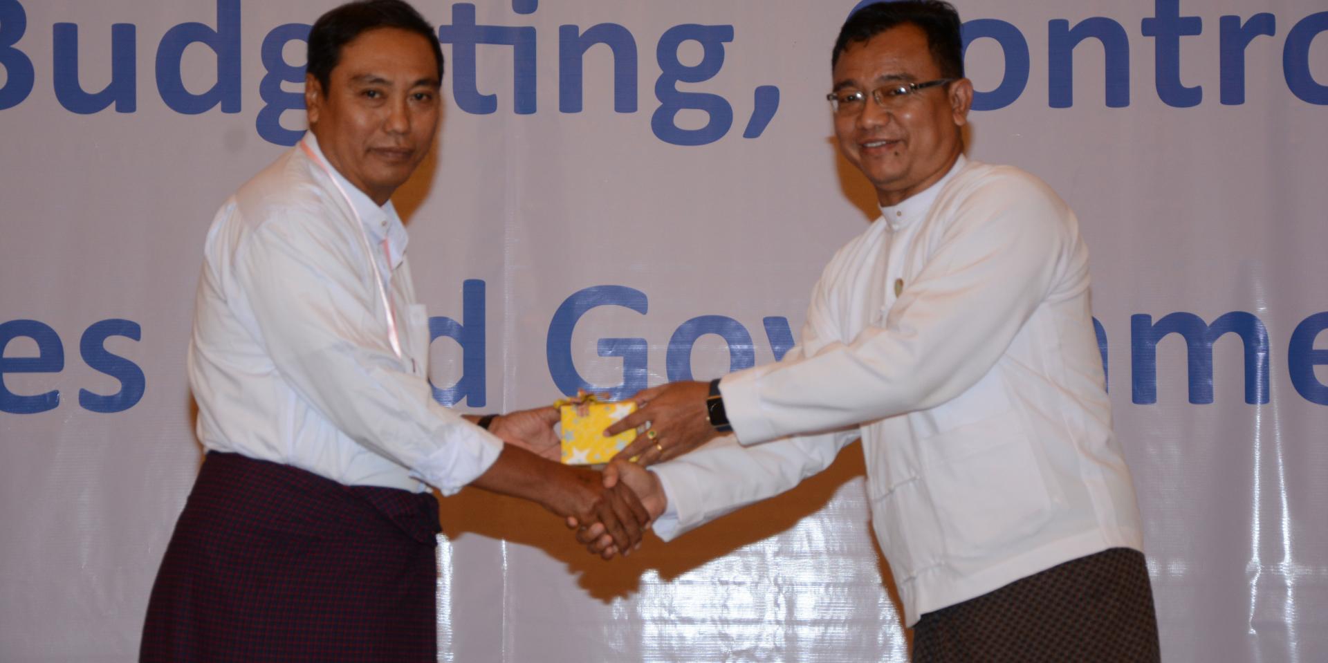 Dr Htun Nyunt Oo, Programme Manager, NAP, DOPH, awards prizes for group-work exercises.