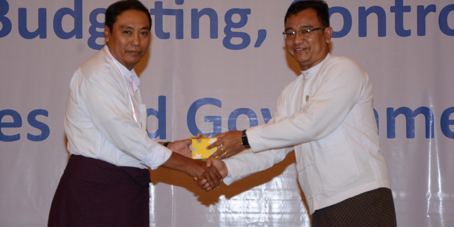 Dr Htun Nyunt Oo, Programme Manager, NAP, DOPH, awards prizes for group-work exercises. Dr Htun Nyunt Oo, Programme Manager, NAP, DOPH, awards prizes for group-work exercises.