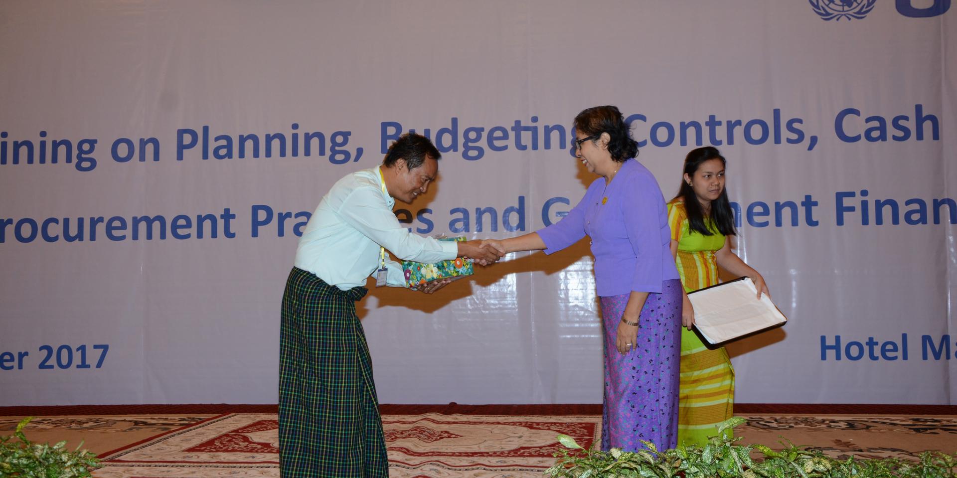 Dr Thuzar Chit Tin, Deputy Director General, Training, DOPH, awards prizes for group-work exercises. Dr Thuzar Chit Tin, Deputy Director General, Training, DOPH, awards prizes for group-work exercises.