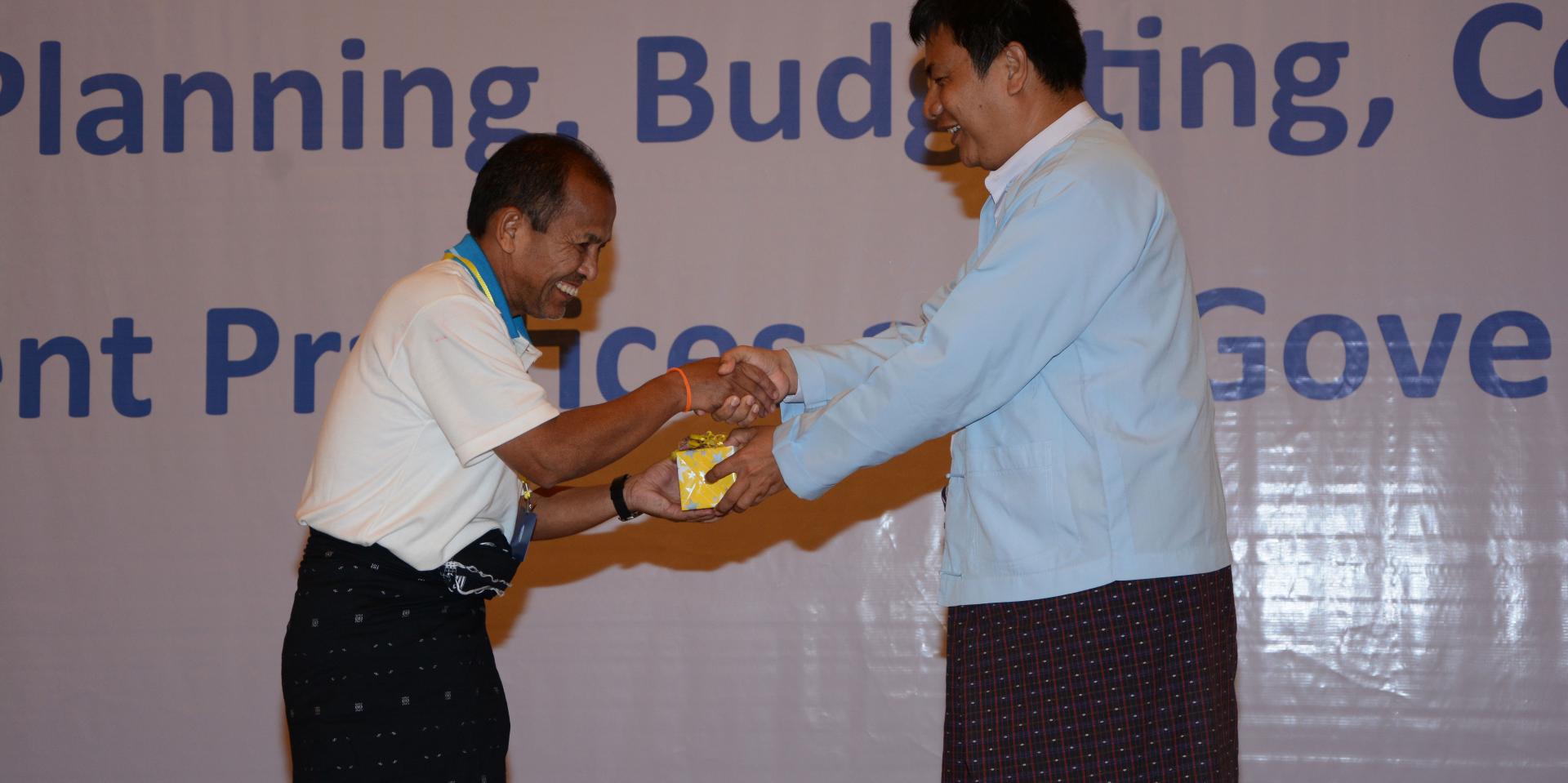 Dr Zaw Linn, Deputy Director, VBDC, DOPH, awards prizes for group-work exercises.