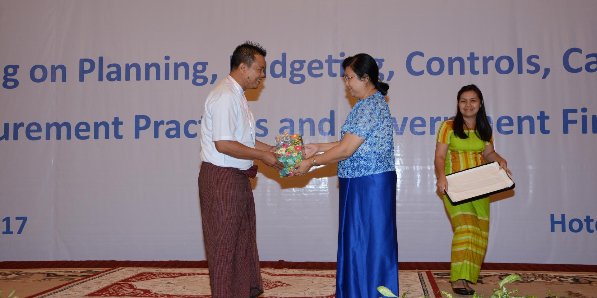 Dr Thandar Lwin, Deputy Director General, Disease Control, DOPH, awards prizes for group-work exercises