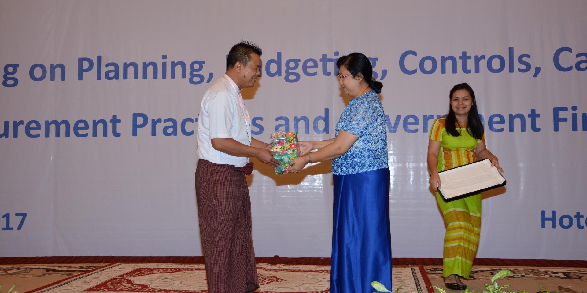 Dr Thandar Lwin, Deputy Director General, Disease Control, DOPH, awards prizes for group-work exercises Dr Thandar Lwin, Deputy Director General, Disease Control, DOPH, awards prizes for group-work exercises