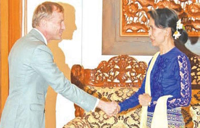 နိုင်ငံတော်၏ အတိုင်ပင်ခံပုဂ္ဂိုလ် ဒေါ်အောင်ဆန်းစုကြည်နှင့်ကမ္ဘာ့ရန်ပုံငွေအဖွဲ့ ၏အမှုဆောင်ဒါရိုက်တာ ဒေါက်တာမာ့(က်)ဒိုင်ဘူလ် တို့ တွေ့ဆုံဆွေးနွေးစဉ်၊ နိုင်ငံခြားရေးဝန်ကြီးဌာန၊နေပြည်တော်    