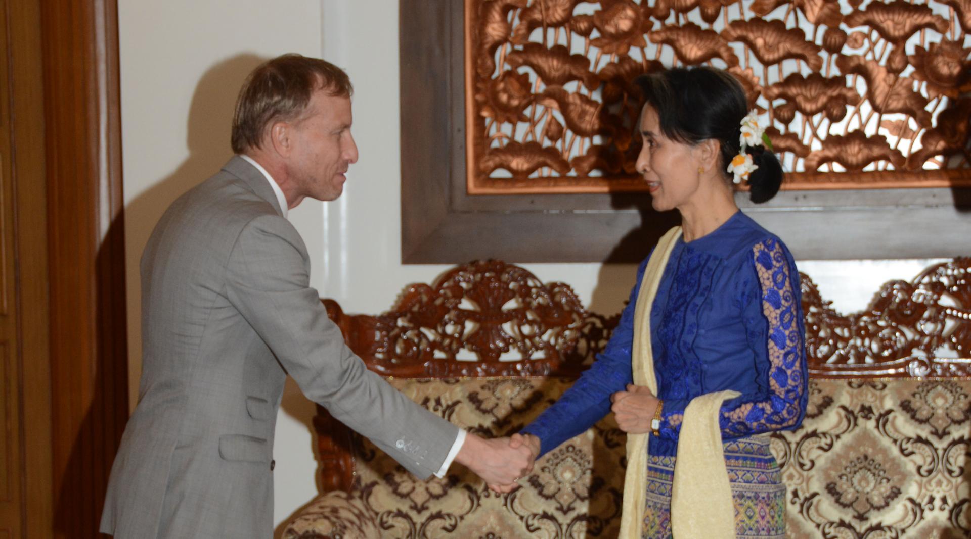 Dr Mark Dybul shakes hands with the State Counsellor Daw Aung San Suu Kyi, Ministry of Foreign Affairs, Nay Pyi Taw, 3 March 2017.