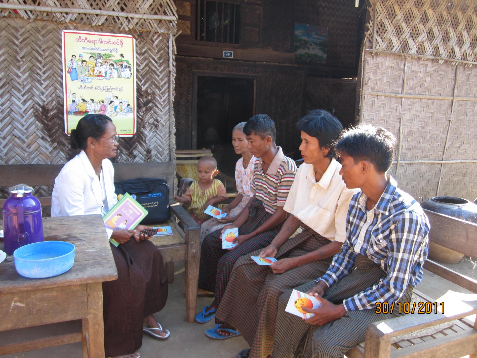 မလှိုင်မြို့နယ်မှစေတနာ့ဝန်ထမ်းတစ်ဦးဖြစ်သူဒေါ်ခင်ပြုံးရီကလက်ပံဇောက်ကျေးရွာကွင်းဆင်း သွားရောက်စဉ်။