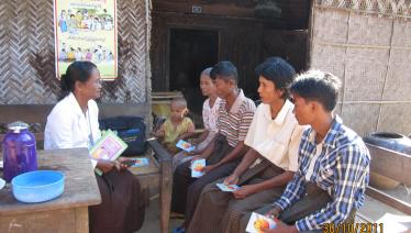 မလှိုင်မြို့နယ်မှစေတနာ့ဝန်ထမ်းတစ်ဦးဖြစ်သူဒေါ်ခင်ပြုံးရီကလက်ပံဇောက်ကျေးရွာကွင်းဆင်း သွားရောက်စဉ်။