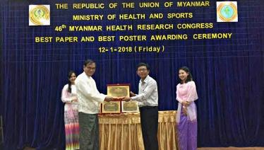 MMA PPM-TB Project Manager Dr Thet Naing Maung accepting the Best Paper Award for Health Systems Research on ‘Public-Private Mix tuberculosis control activities in private hospitals in Myanmar: providers' perspectives’ at the 46th Myanmar Health Research Congress, 2018