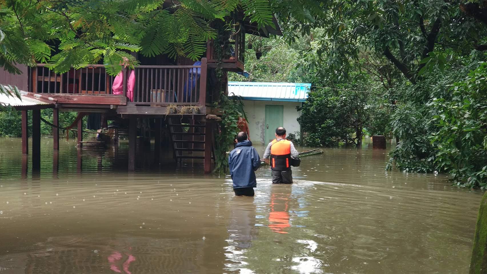 Pyi Gyi Khin staff and volunteers were not afraid to get their feet wet when they travelleled to flood-affected communities on 1 August. Photo: Pyi Gyi Khin